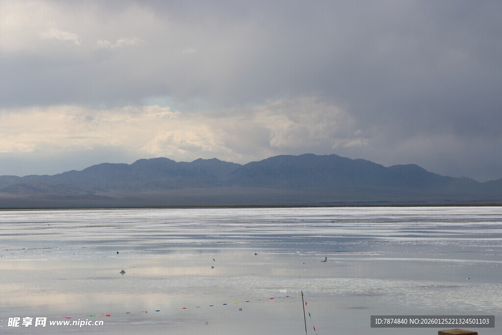 广阔水域与远处山峦景观