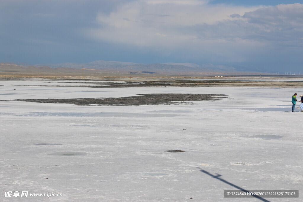 广阔盐湖上的两人身影