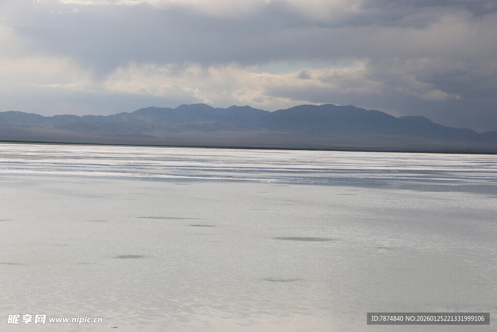 广阔湖面与远处山峦景观