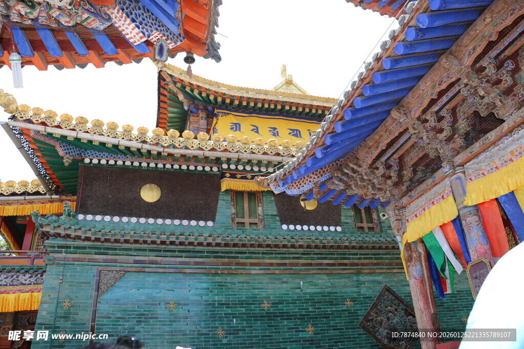 藏式建筑屋檐与多彩装饰