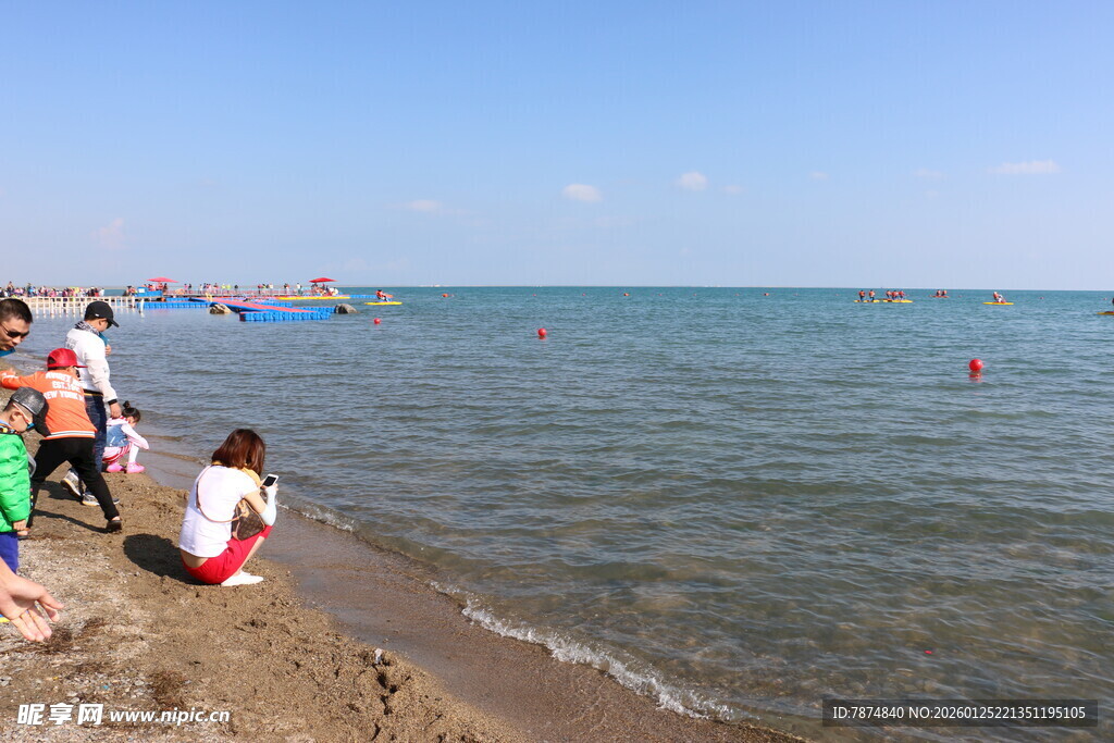 海边游玩的欢乐人群