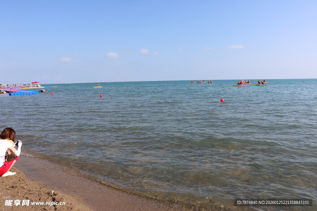 海边沙滩上的休闲时光