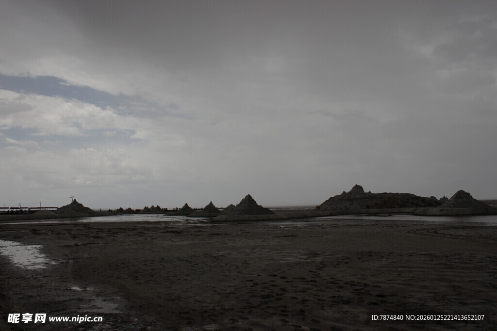阴沉天空下的广袤原野