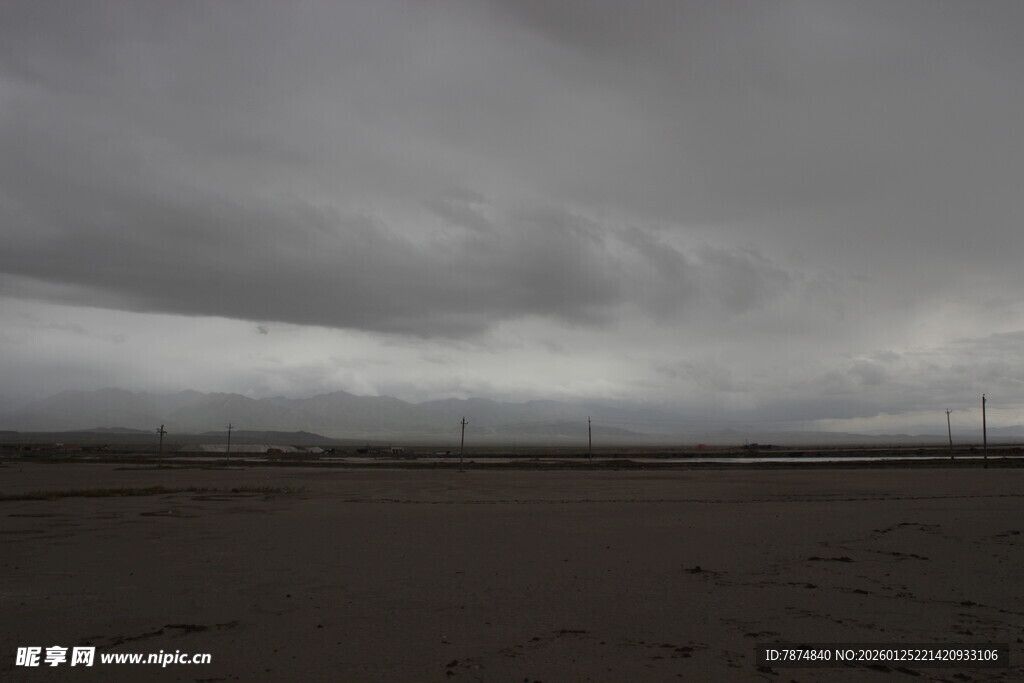 乌云笼罩下的空旷原野