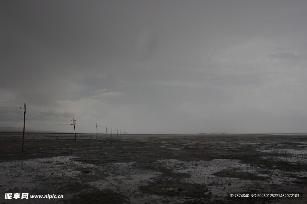 阴沉旷野景象