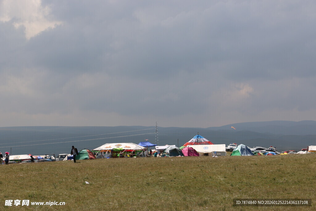 草原上的多彩帐篷露营地