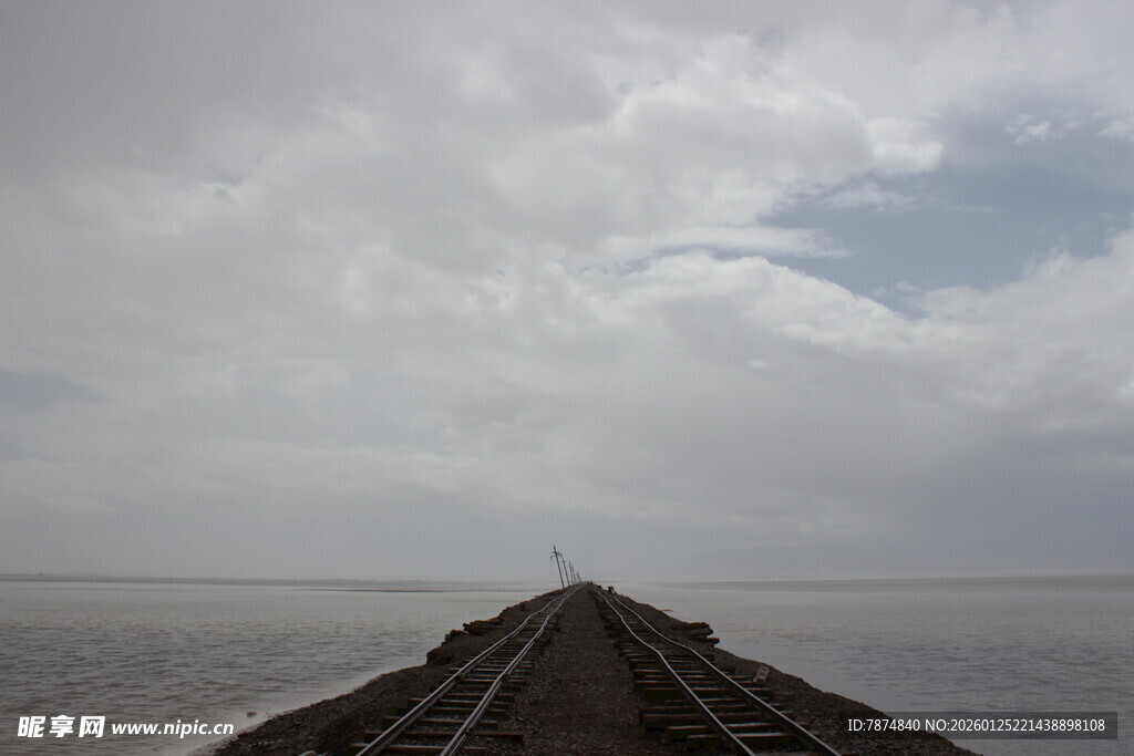 伸向远方的铁轨