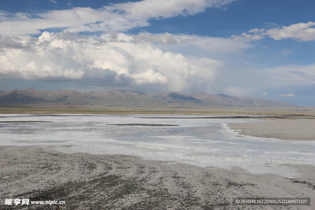 广阔盐湖与蓝天白云美景