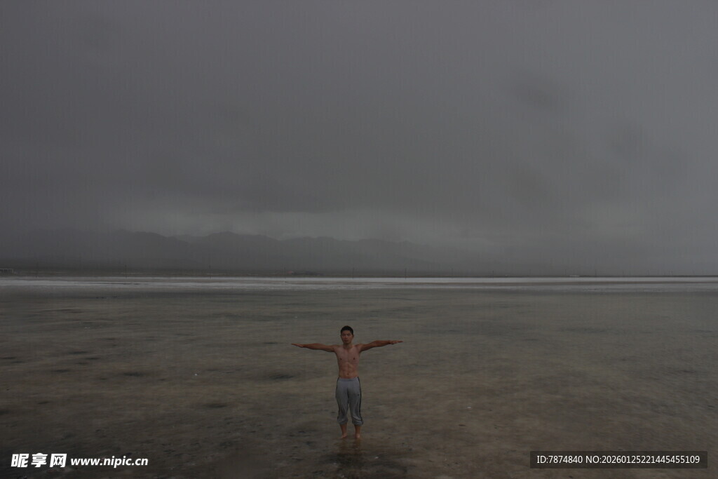 孤身于风雨海滩之人