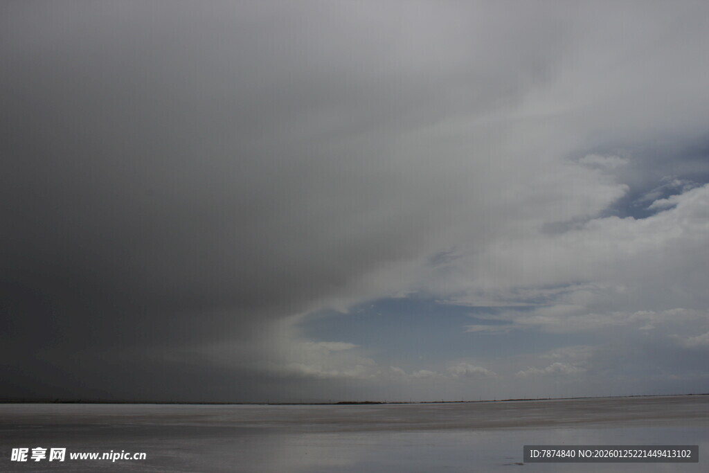 乌云笼罩下的开阔水域