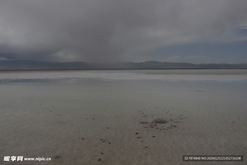 阴沉天空下的平静水域
