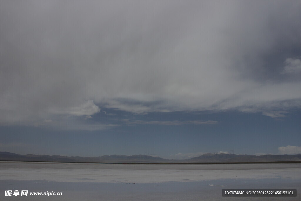 阴沉天空下的广袤平原