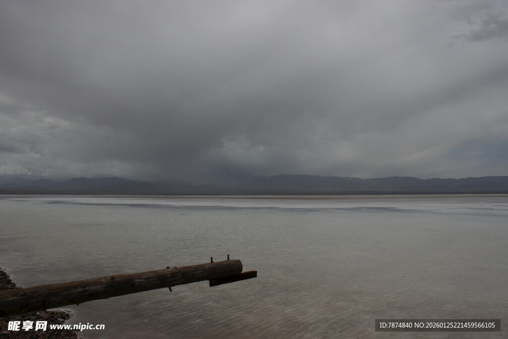 阴沉天空下的孤寂湖岸