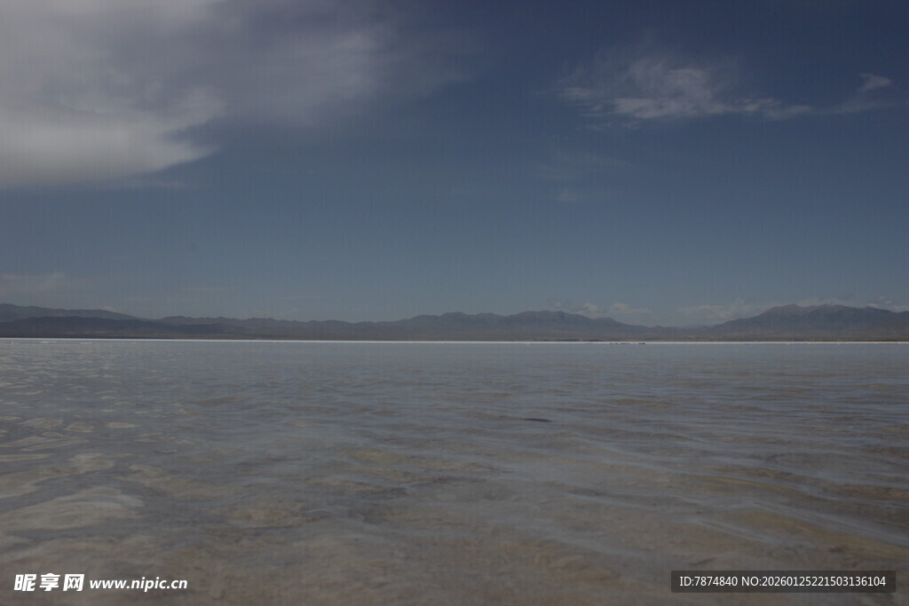 广阔盐湖与远处山峦风景