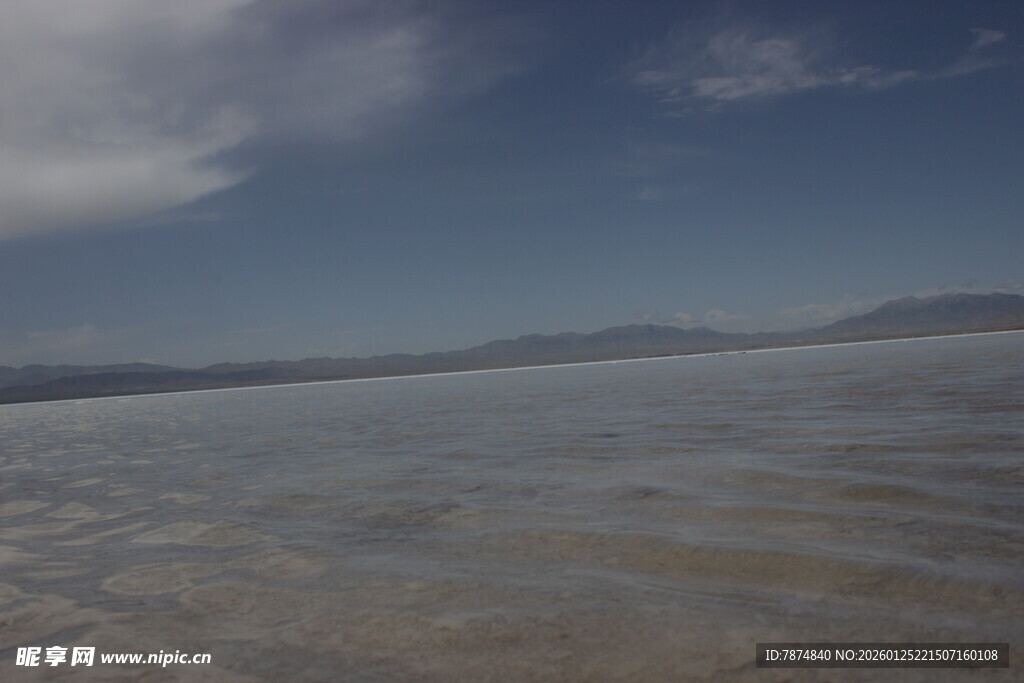 广阔水域与蓝天的自然景象