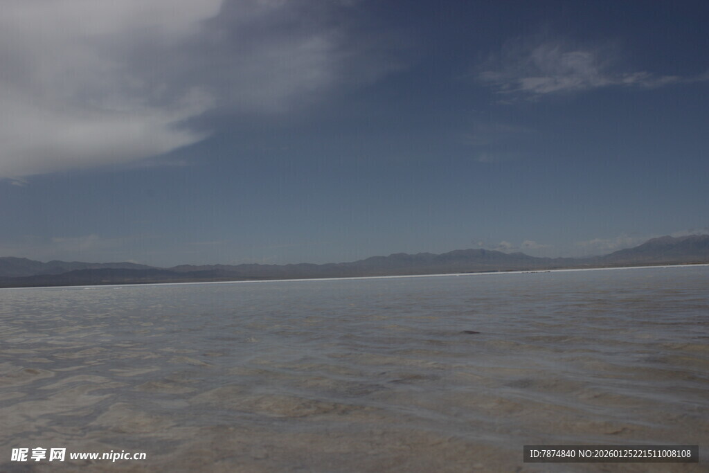 广阔水域与蓝天白云景观