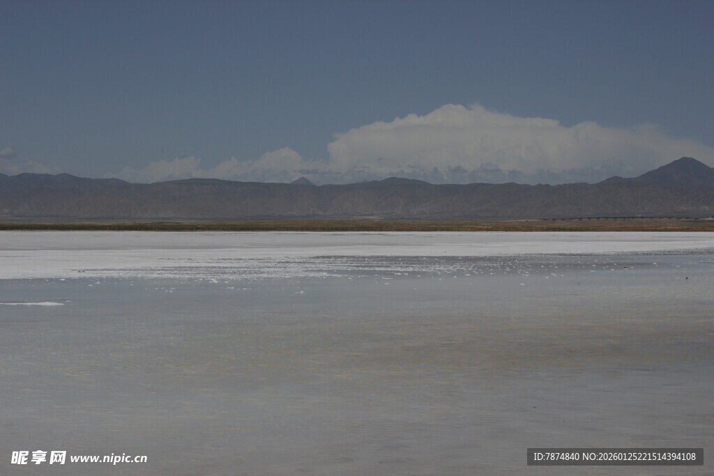 广阔盐湖与远处山峦景观
