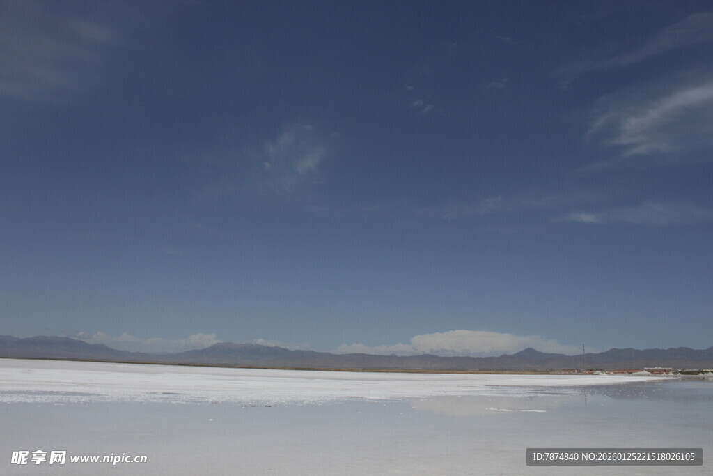 广阔盐湖与蓝天远景