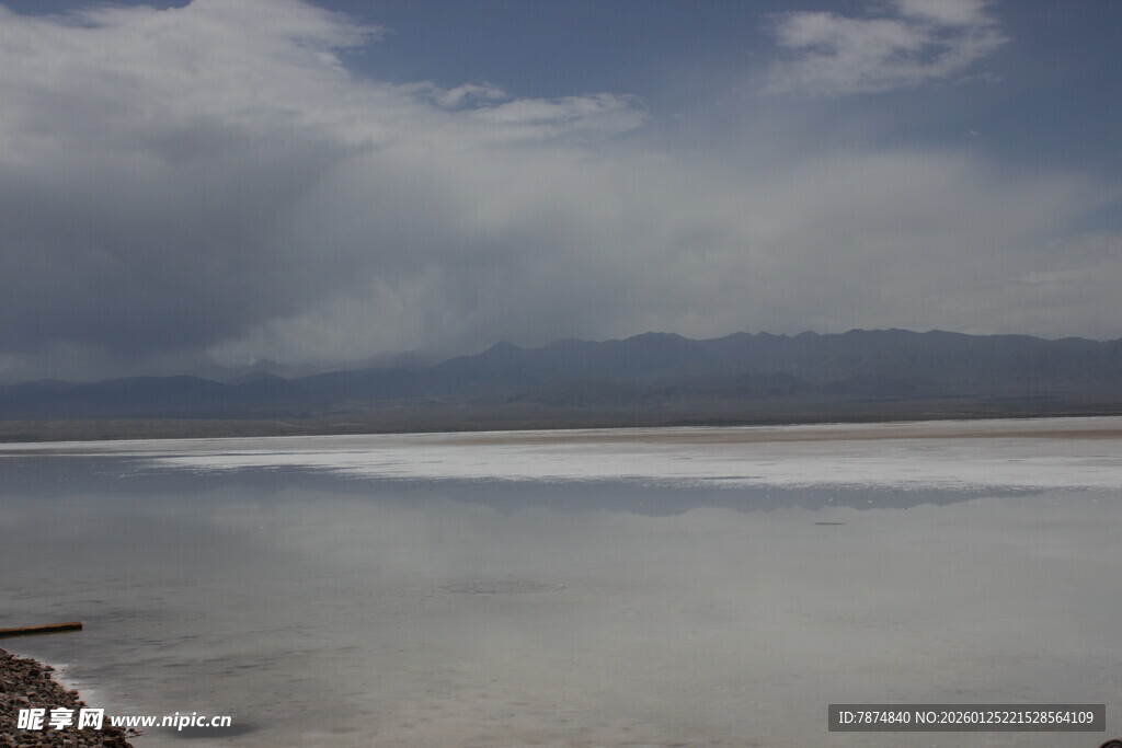 宁静湖景与远处山峦