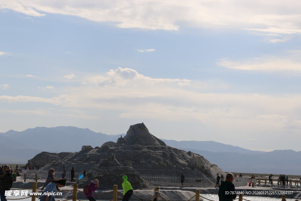 游客驻足观赏奇特山峰