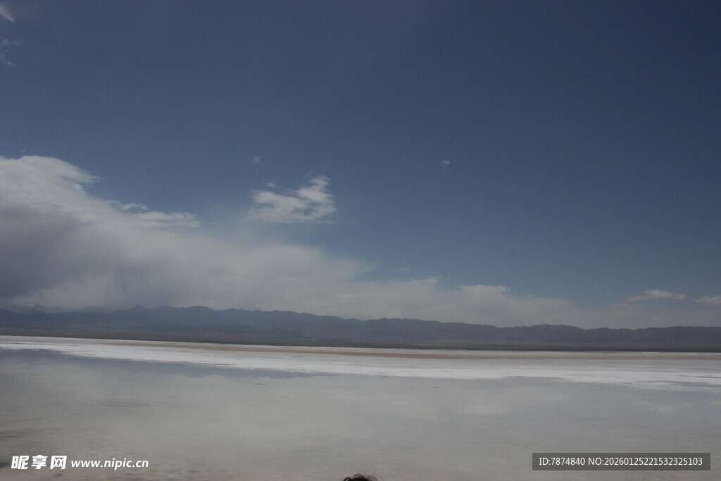 广阔盐湖与蓝天云朵景观