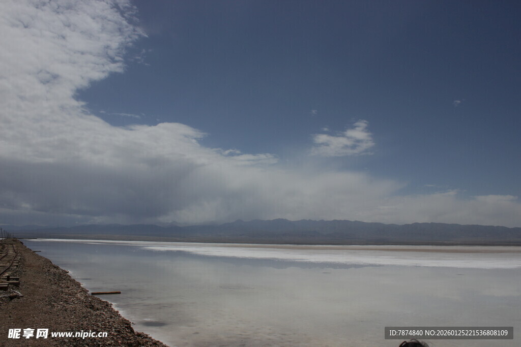广阔盐湖与蓝天白云美景