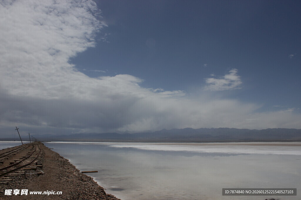 广阔盐湖与蓝天白云美景