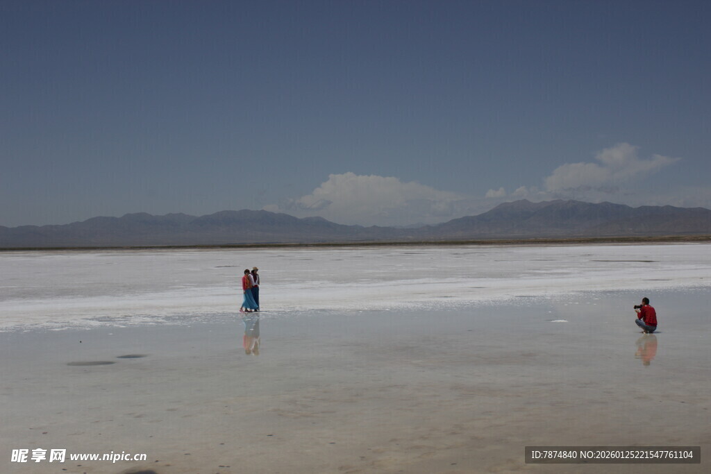 盐湖上漫步的人们