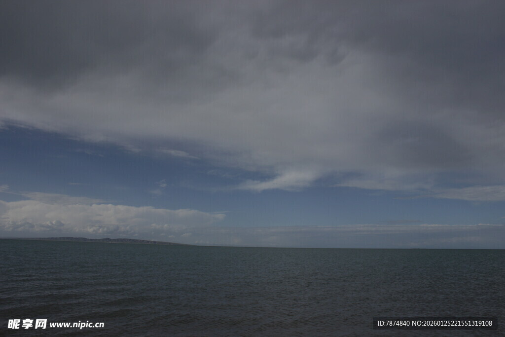 阴沉天空下的广阔海面