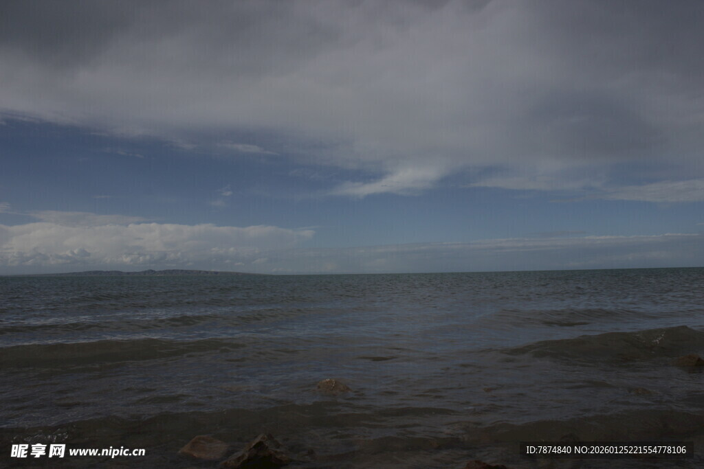 阴沉天空下的广袤水域