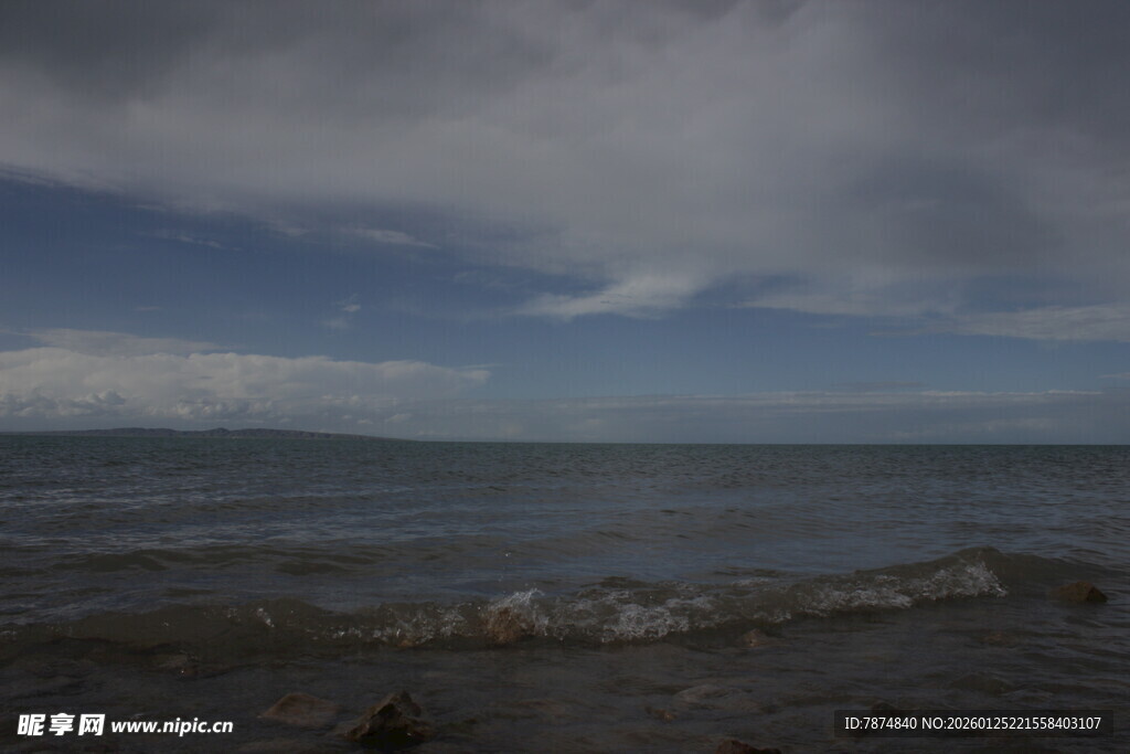 海边阴沉天空下的海浪