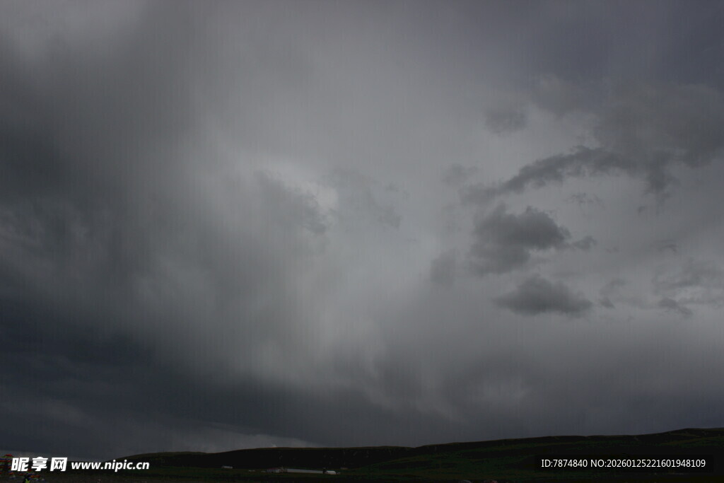 乌云密布的阴沉天空