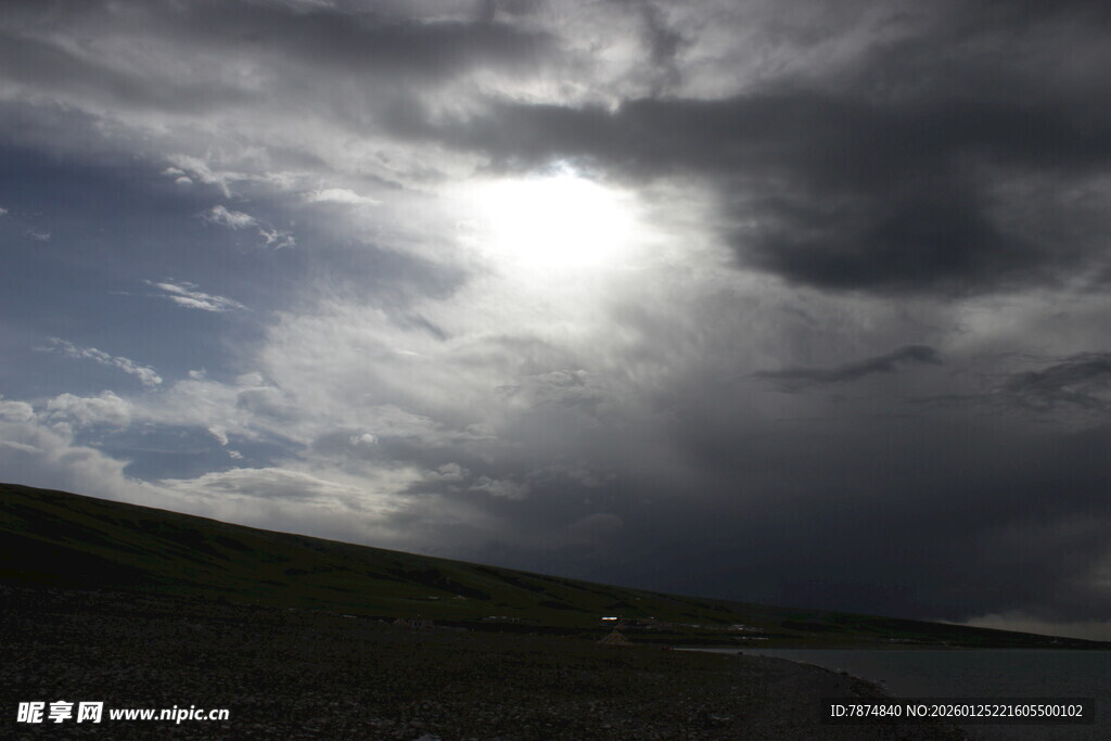 乌云蔽日下的自然风光