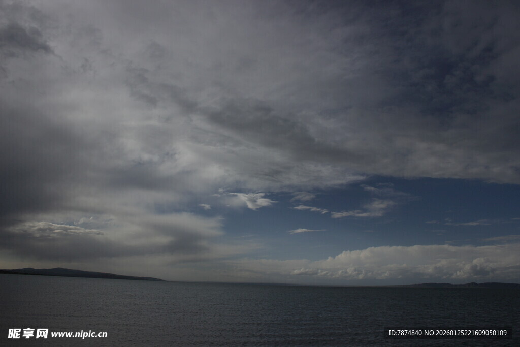 乌云笼罩下的平静海面