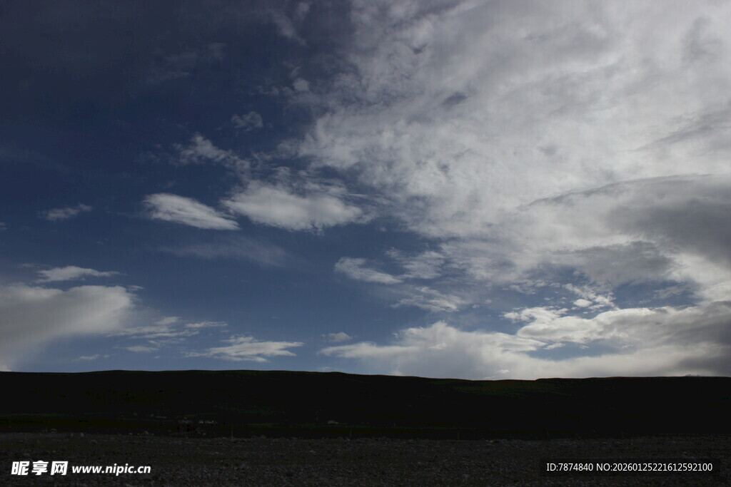 蓝天云海景观图