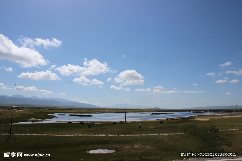 草原湖泊蓝天美景