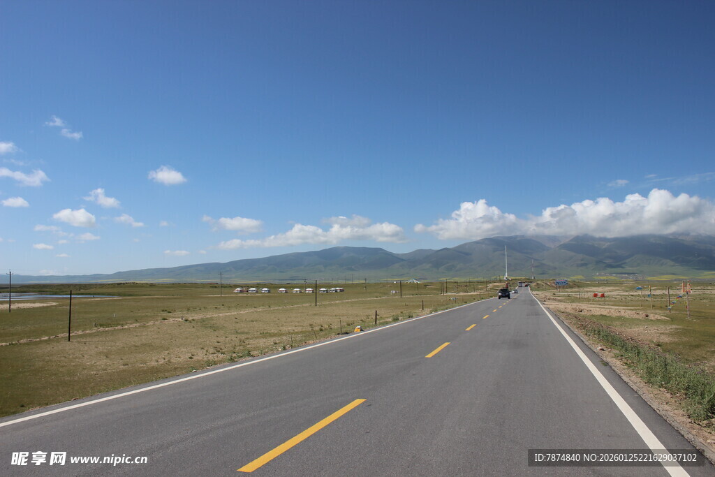 宽阔公路伸向远方