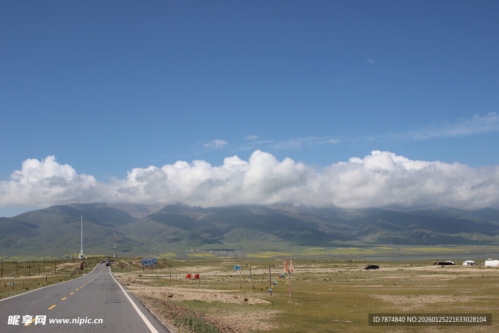 公路边的蓝天青山与白云