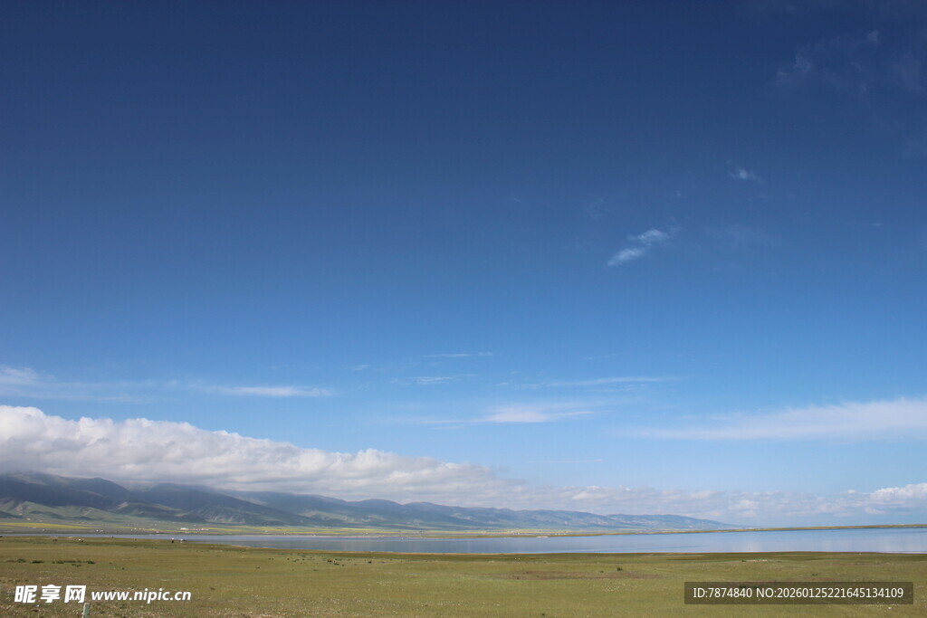 广阔草原上的蓝天与白云
