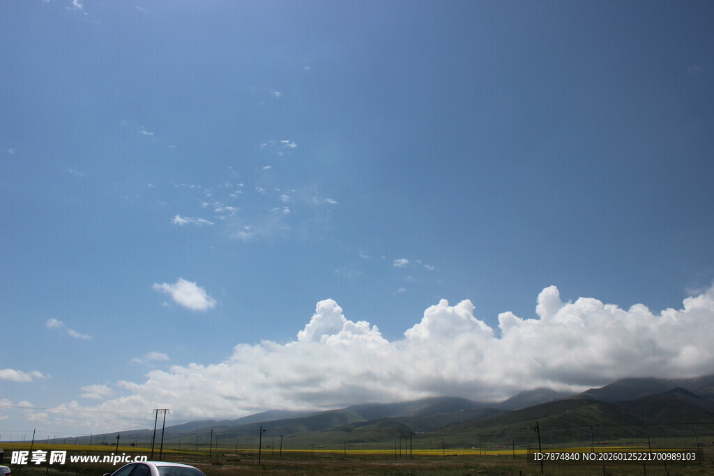 蓝天白云下的开阔风景