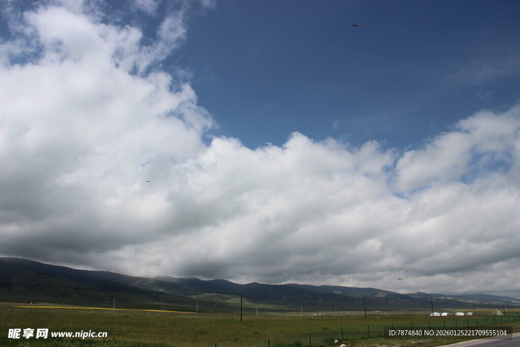 蓝天白云下的广袤原野