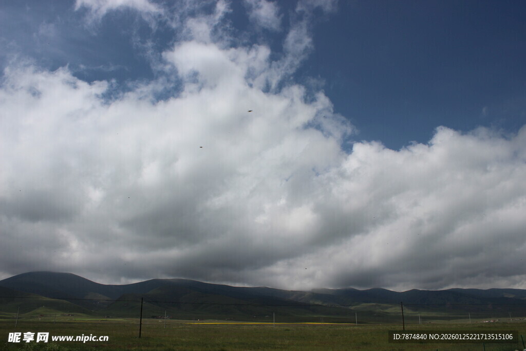 蓝天白云下的广袤原野