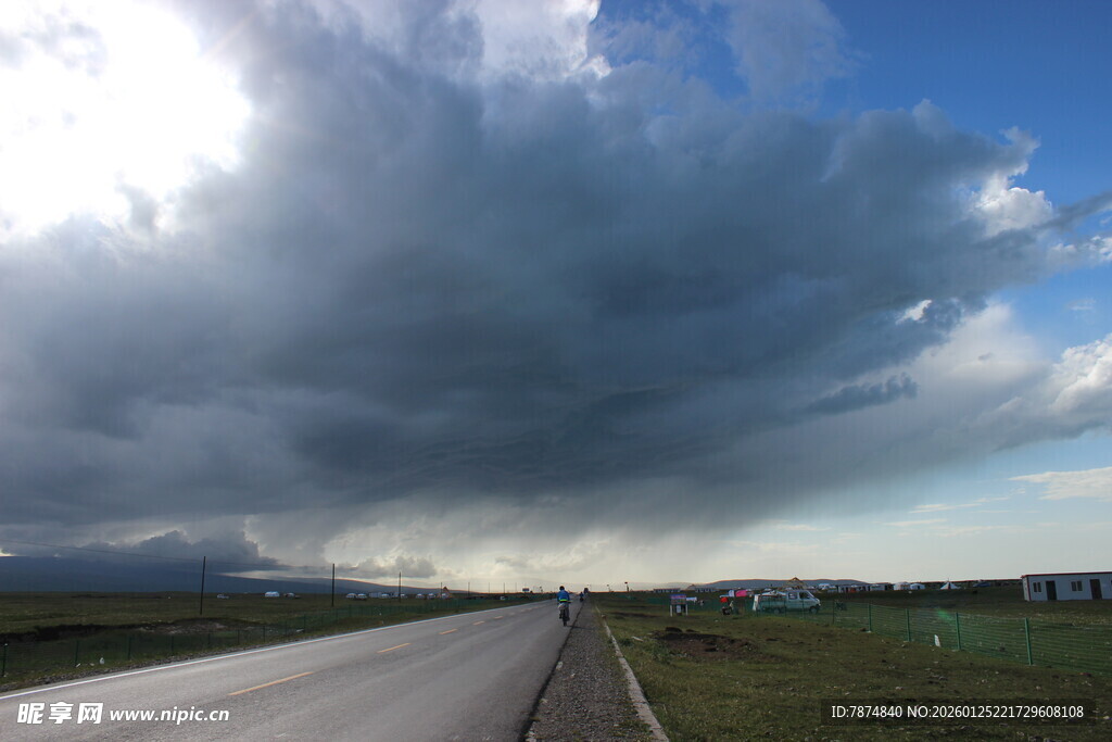公路上的壮观乌云景象