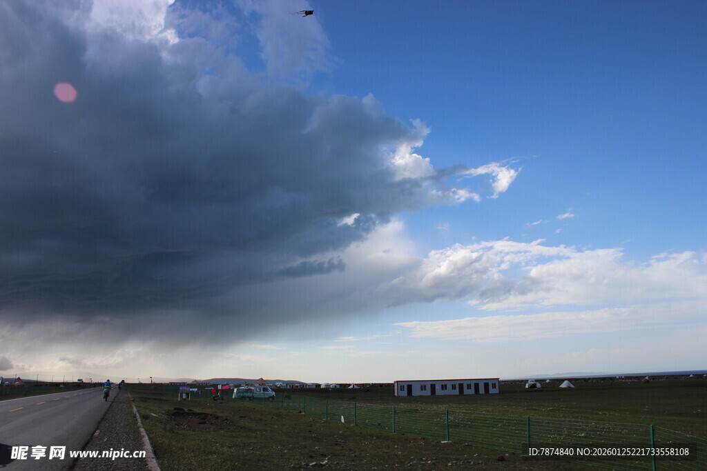 公路边的壮丽乌云景观