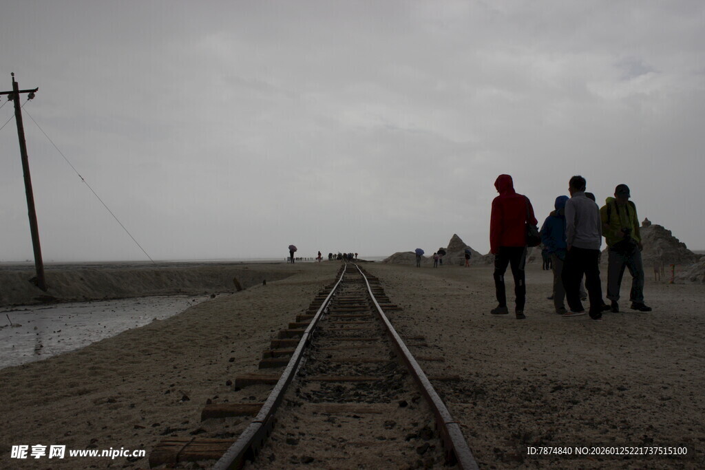 三人立于铁轨之上