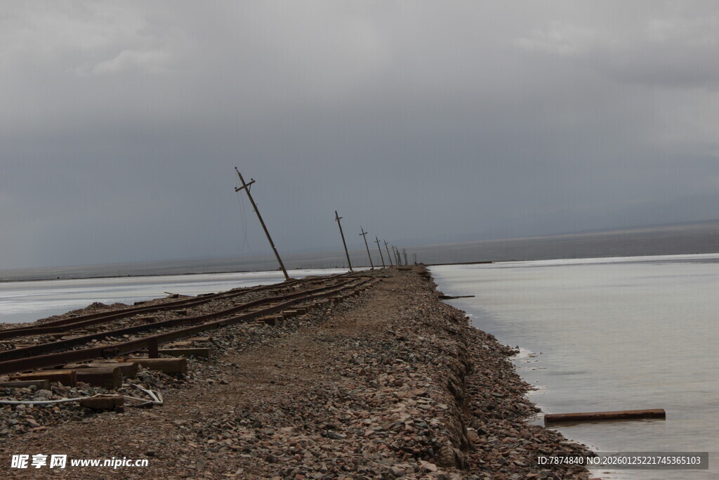 荒凉铁路旁的开阔水域