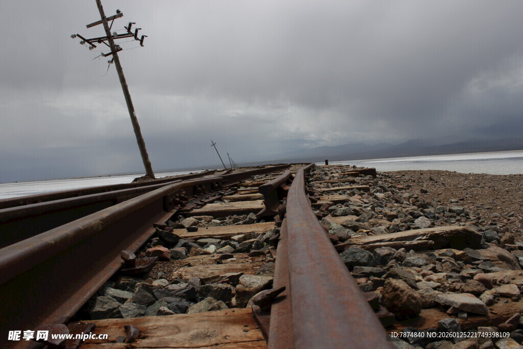荒凉铁轨延伸向阴沉天际