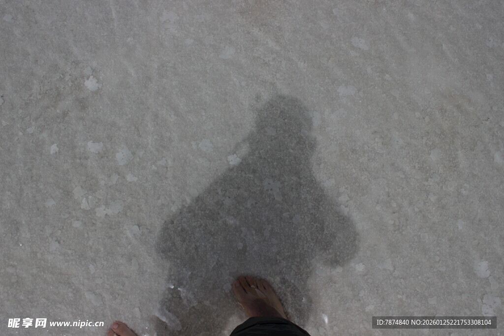 雪地中的手影剪影画面