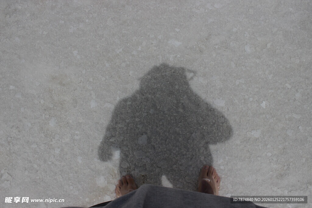 雪地中的人物影子