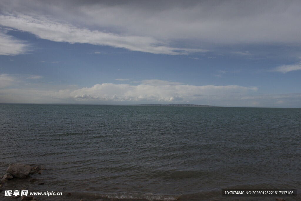 广阔海面与蓝天白云景象